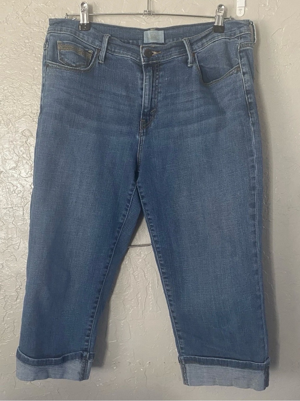 Levi's Relaxed Fit Women's Mid-Blue Cropped Jeans